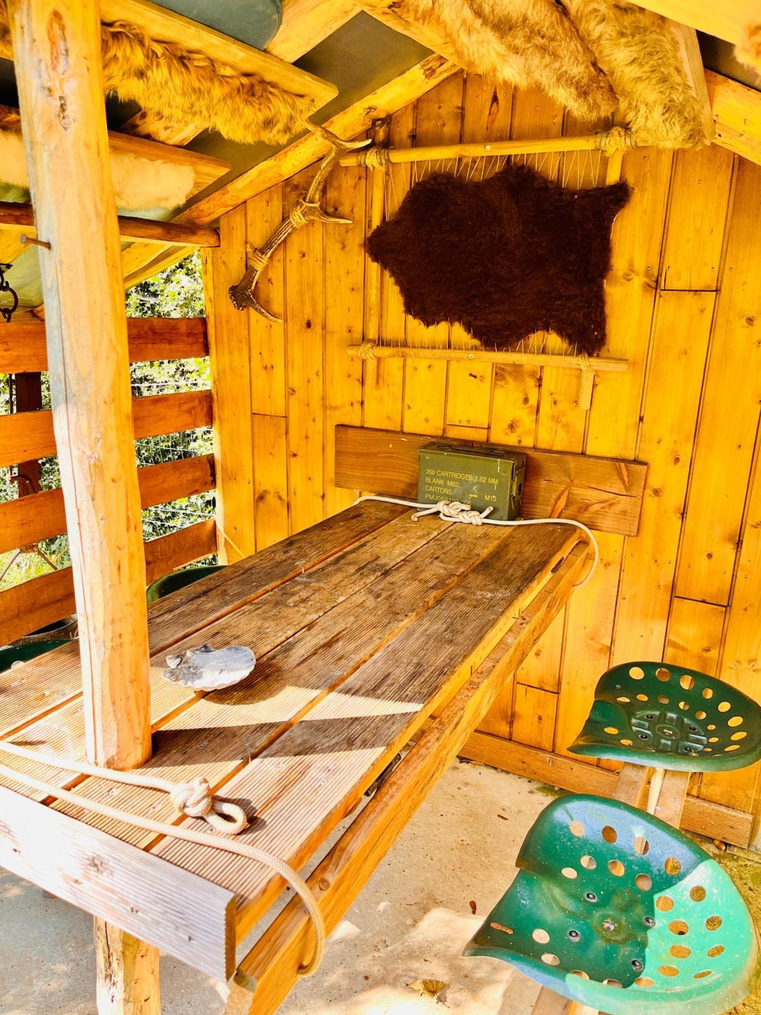 La Cabane Perchee Du Trappeur Ecrainville Exterior photo