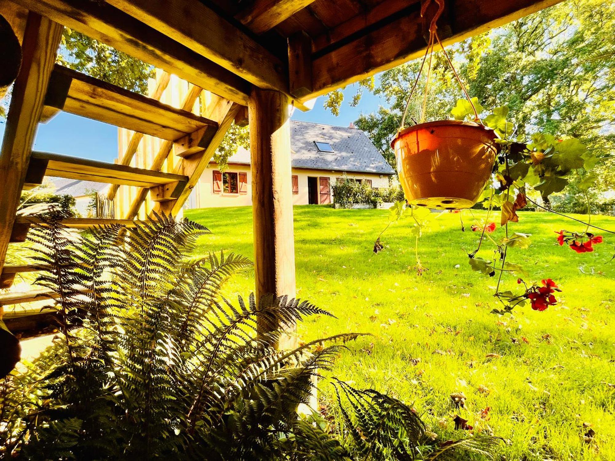 La Cabane Perchee Du Trappeur Ecrainville Exterior photo