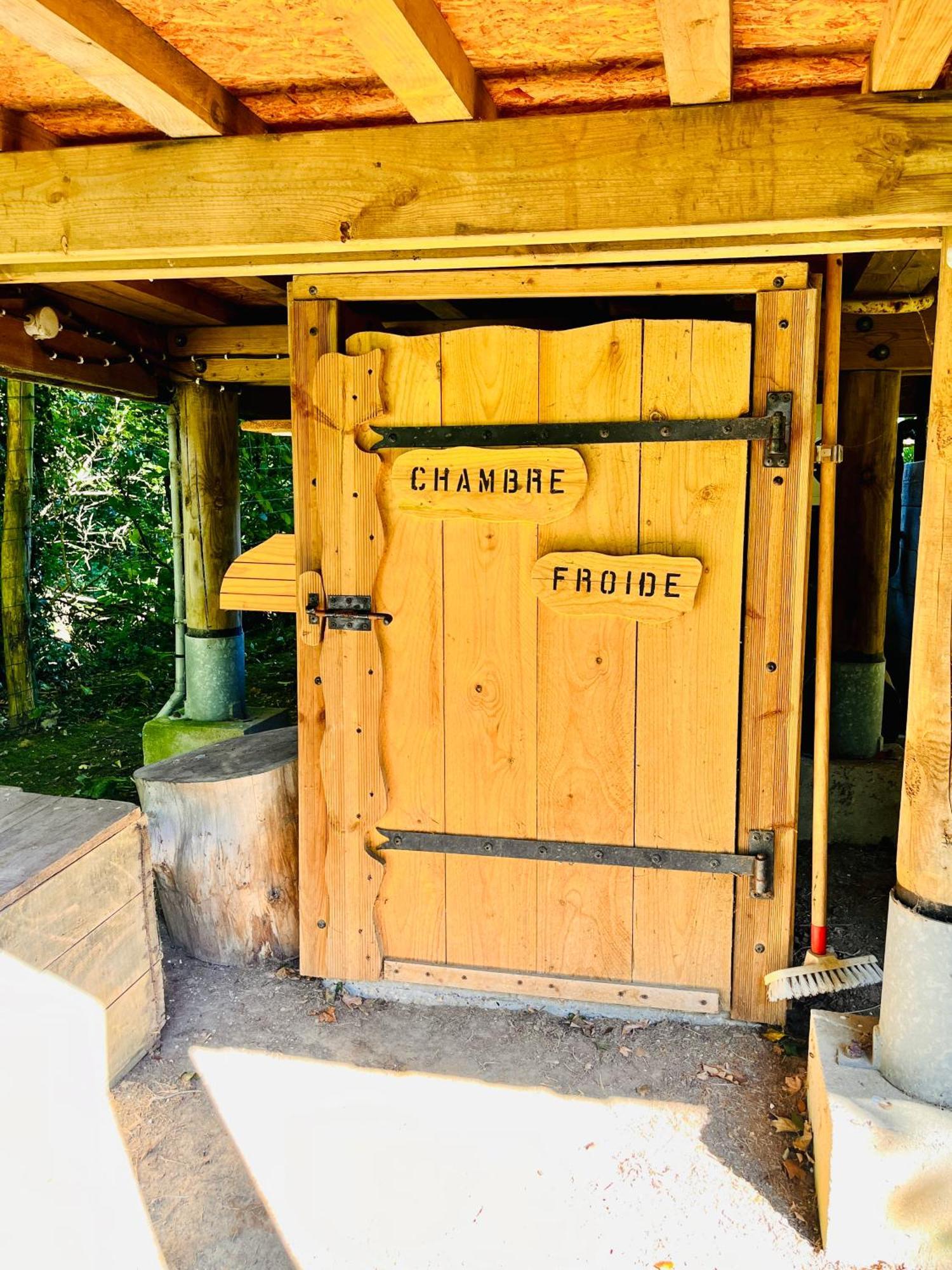 La Cabane Perchee Du Trappeur Ecrainville Exterior photo