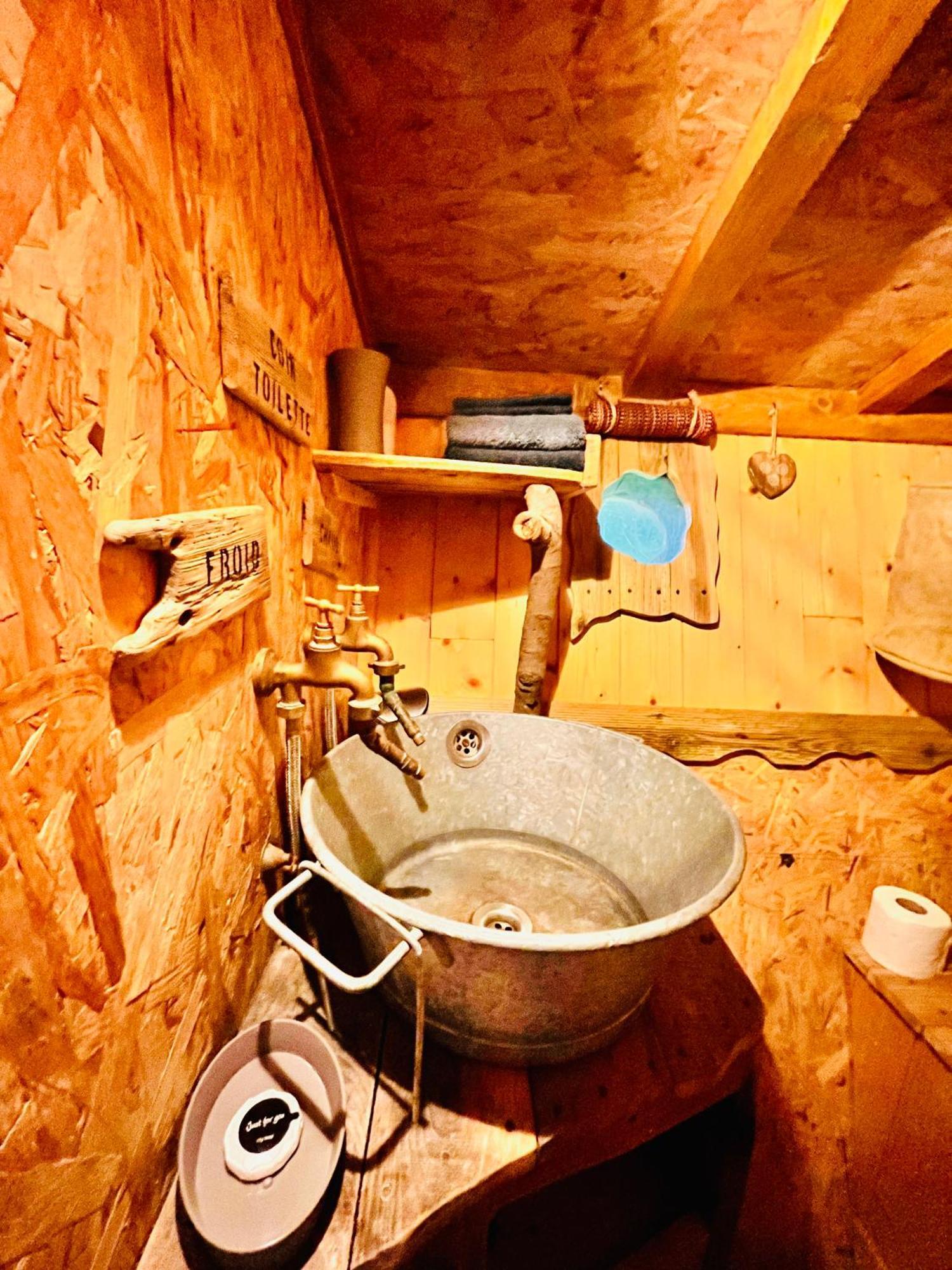 La Cabane Perchee Du Trappeur Ecrainville Exterior photo